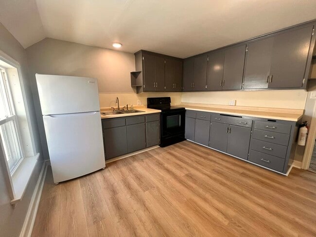 703 Main St, Unit Apartment B