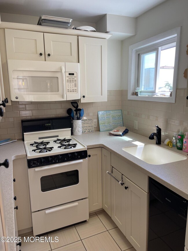 102 Brown Ave in Lavallette, NJ - Building Photo - Building Photo