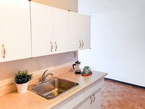 1025 Munroe Avenue in Winnipeg, MB - Building Photo - Building Photo