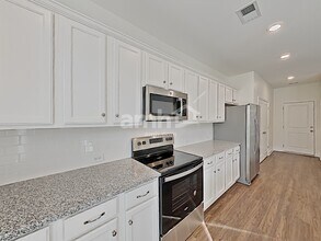 717 Cyprus Ave in Loganville, GA - Foto de edificio - Building Photo