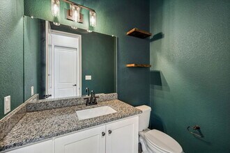 136 Greg Ln in Jarrell, TX - Foto de edificio - Building Photo