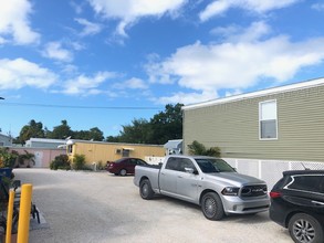 6529 Maloney Ave in Stock Island, FL - Foto de edificio - Building Photo