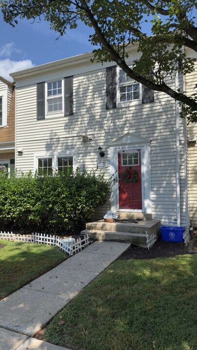 17411 Pipers Way in Olney, MD - Foto de edificio