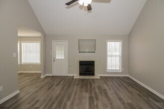 200 Cameron Dr, Unit 163 in Oakland, TN - Foto de edificio - Building Photo