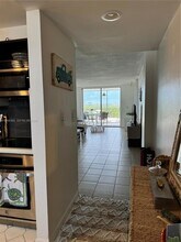 3660 NE 166th St, Unit 812 in North Miami Beach, FL - Foto de edificio - Building Photo