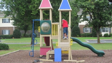 Fox Ridge Apartments in Saint Pauls, NC - Foto de edificio - Building Photo