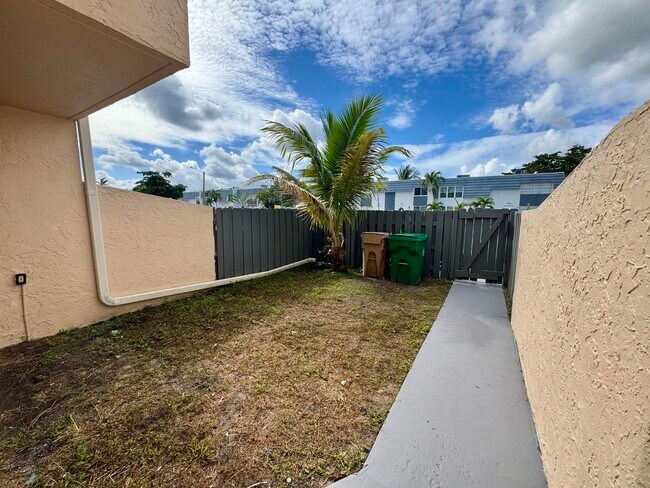 3662 SW 59th Ave in Davie, FL - Building Photo - Building Photo