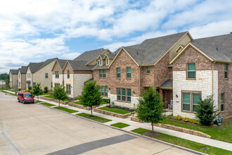 Meadow Crest in North Richland Hills, TX - Foto de edificio - Building Photo