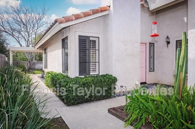 2327 Fair Oak Ct in Escondido, CA - Foto de edificio - Building Photo