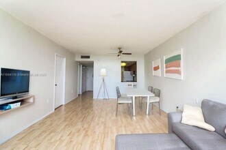 1351 NE Miami Gardens Dr in North Miami Beach, FL - Foto de edificio - Building Photo