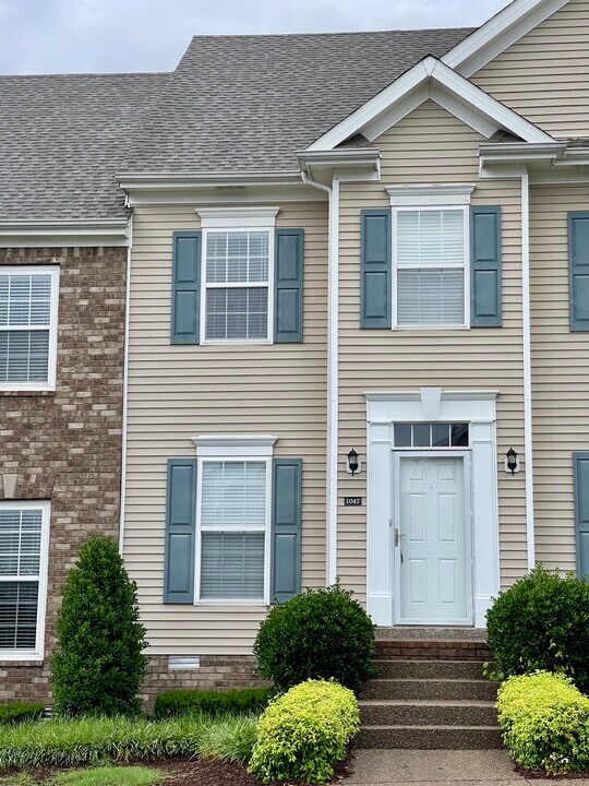 1047 McKenna Dr in Thompson's Station, TN - Building Photo