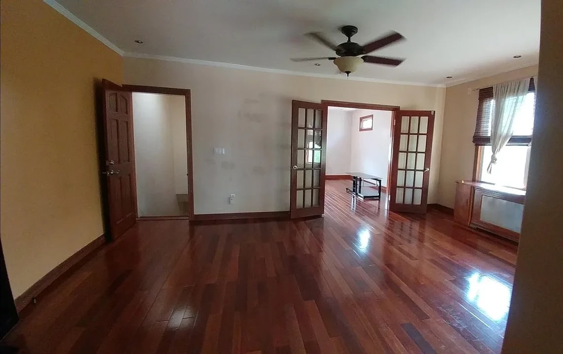 6446 84th Pl, Unit 2nd Floor in Middle Village, NY - Foto de edificio
