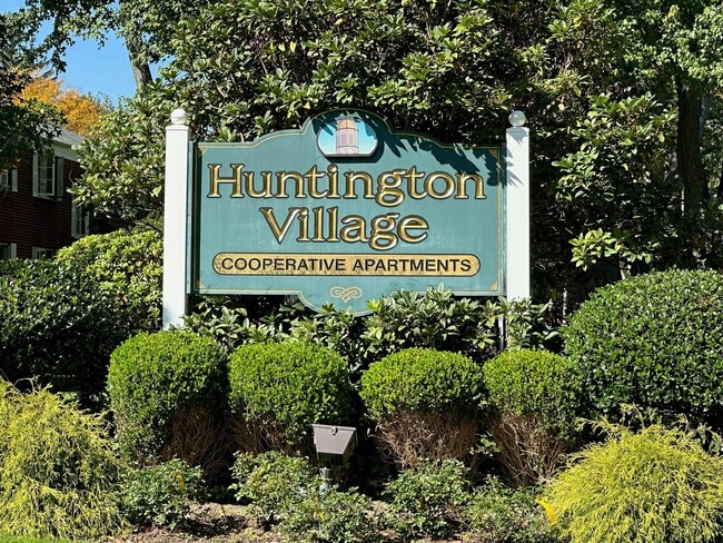 14 Nathan Hale Dr, Unit 60A in Huntington, NY - Foto de edificio - Building Photo