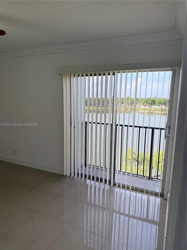 8600 N Sherman Cir in Miramar, FL - Foto de edificio - Building Photo