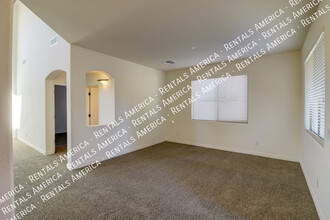 4013 E Expedition Way in Phoenix, AZ - Building Photo - Building Photo