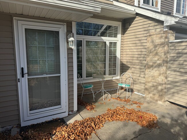 18241 Warbler Ln in Eden Prairie, MN - Foto de edificio - Building Photo