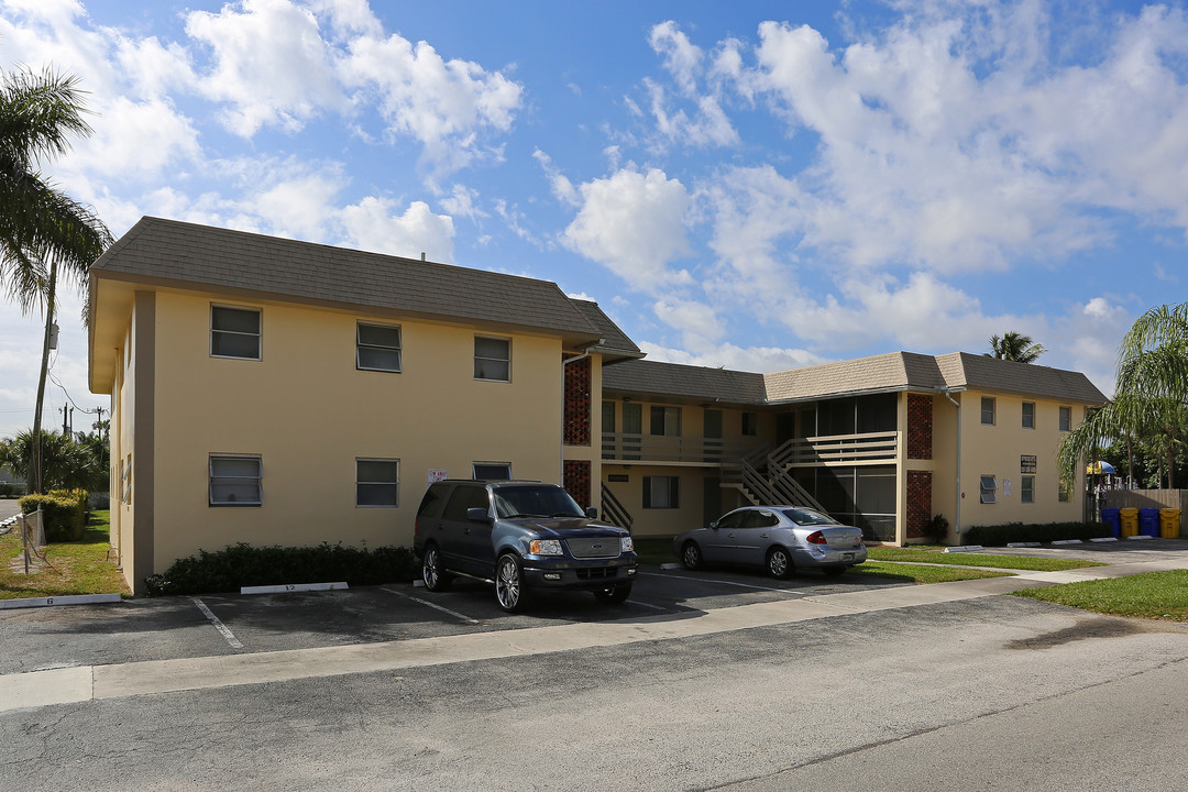 Cypress Apartments in Palm Springs, FL - Foto de edificio