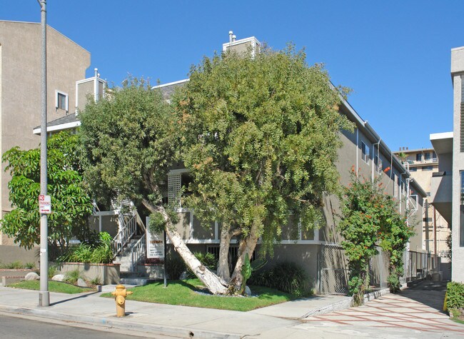 3530 Hughes Ave in Los Angeles, CA - Foto de edificio - Building Photo