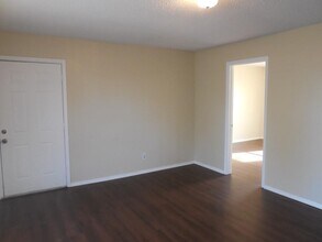 212 Monterrey St in Elgin, TX - Building Photo - Building Photo