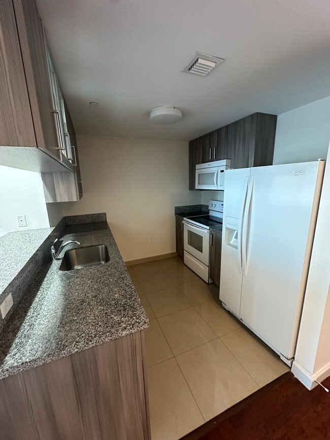 428 SW 2nd St, Unit 1601 in Miami, FL - Building Photo - Building Photo