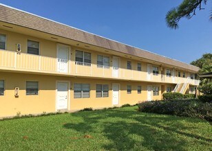 Village Park at Oakland in Oakland Park, FL - Building Photo - Building Photo