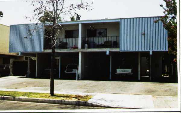 655 N Glenfinnan Ave in Azusa, CA - Foto de edificio