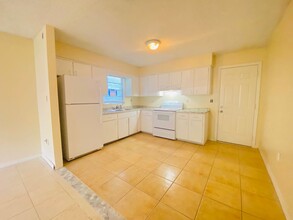 1717 Birchwood Cir in Leesburg, FL - Building Photo - Building Photo