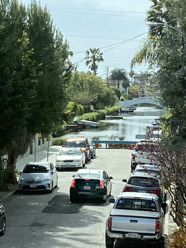 2310 Ocean Ave in Venice, CA - Foto de edificio - Building Photo