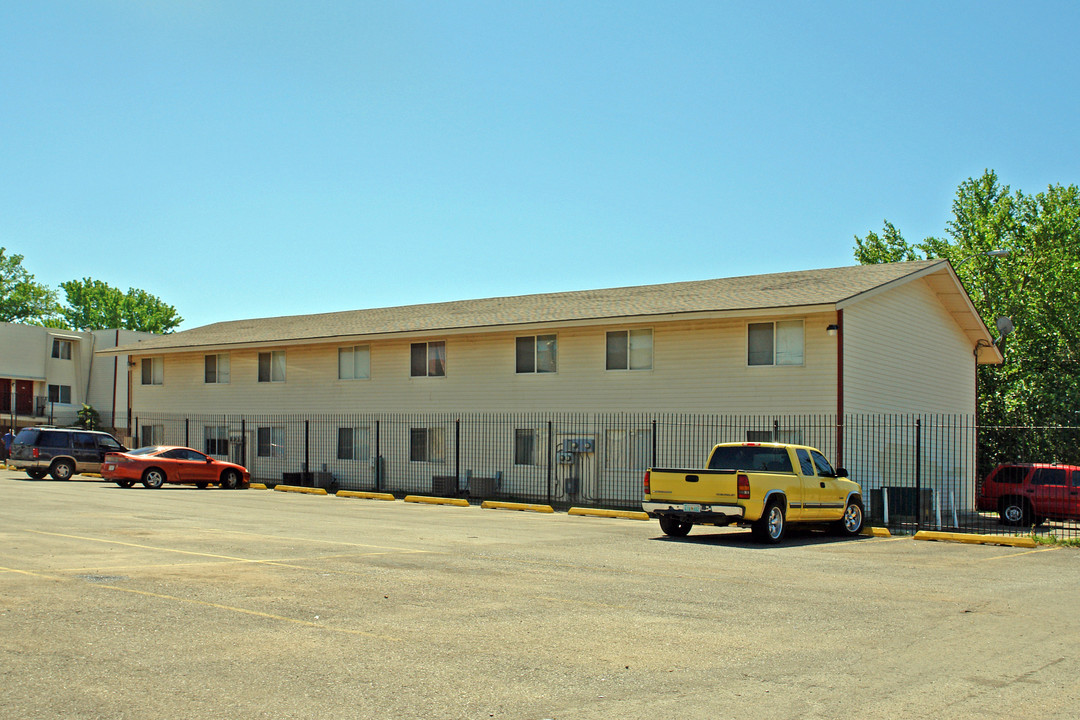 Adam's Crossing Apartments in Oklahoma City, OK - Building Photo