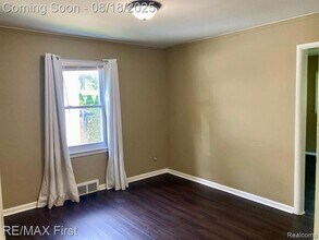 402 Kensington Ave, Unit 104 in Ferndale, MI - Building Photo - Building Photo
