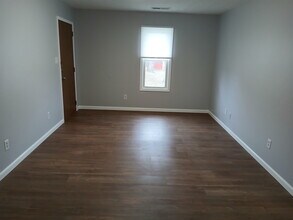 916 Millis Ave, Unit D in Boonville, IN - Foto de edificio - Building Photo