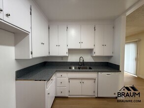 6039 Whitsett Ave in Los Angeles, CA - Building Photo - Building Photo