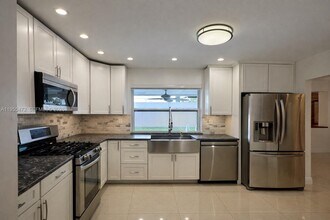 710 NW 78th Ave in Pembroke Pines, FL - Building Photo - Building Photo