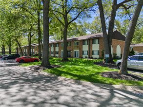 Woodhaven Oaks in Fort Wayne, IN - Building Photo - Building Photo