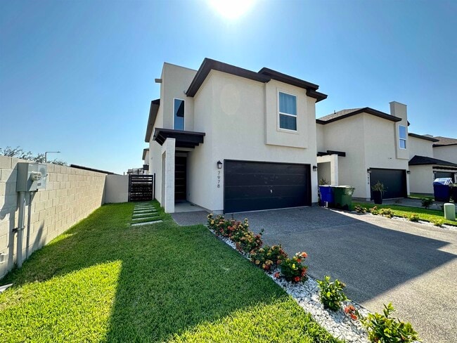 7978 Elka Lp in Laredo, TX - Building Photo - Building Photo