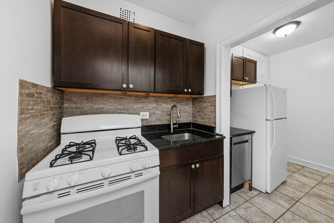 1361 W Estes Ave in Chicago, IL - Building Photo - Building Photo