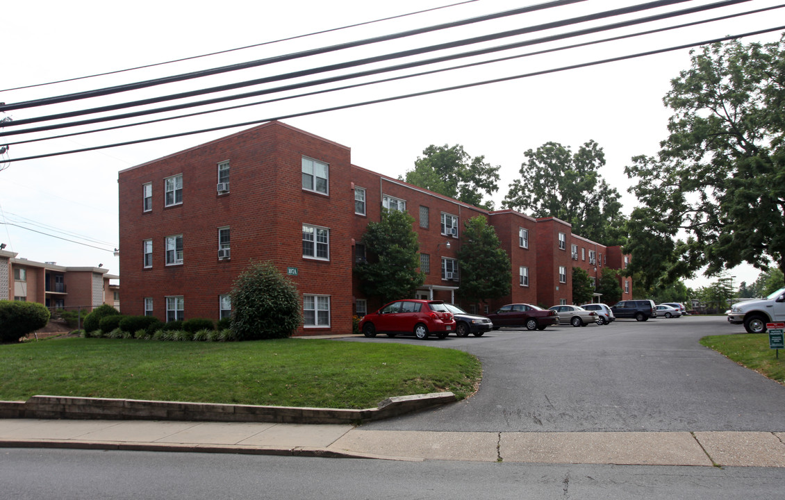 Lar-Ken Apartments in Gaithersburg, MD - Building Photo