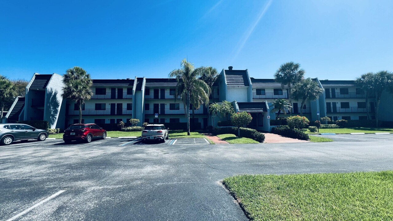 4242 Deste Ct in Greenacres, FL - Building Photo