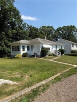 101 Iroquois Rd in Cumberland, RI - Building Photo