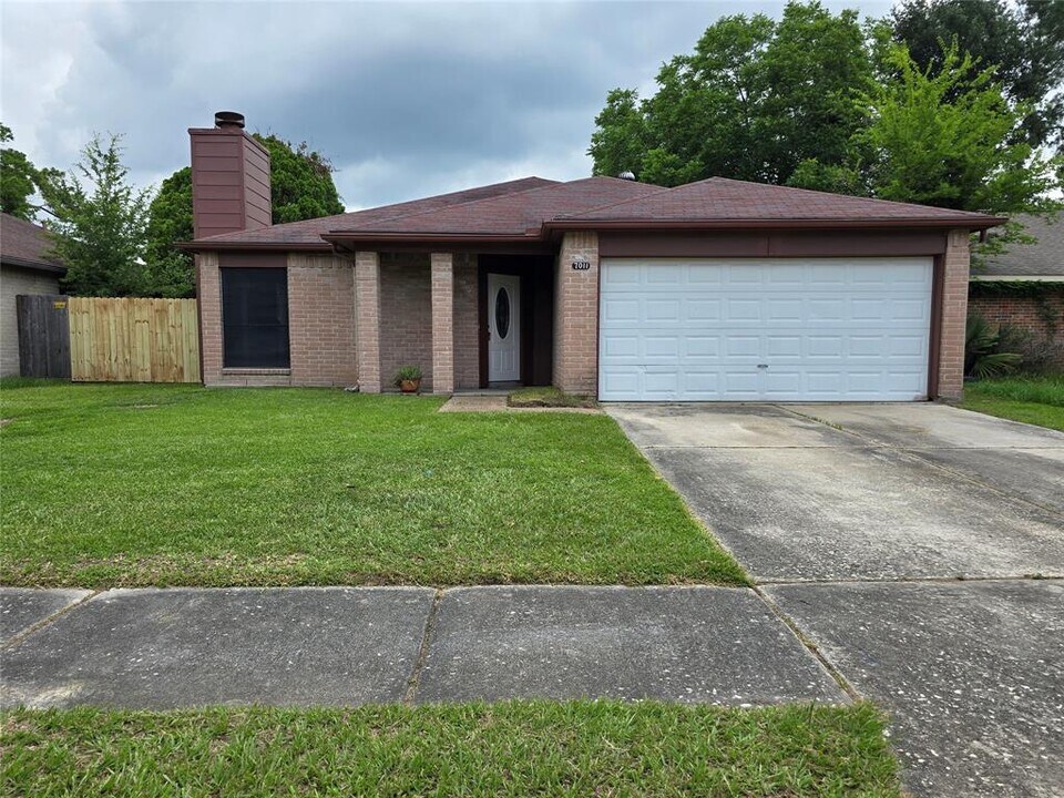 7011 Foxmont Ln in Humble, TX - Building Photo