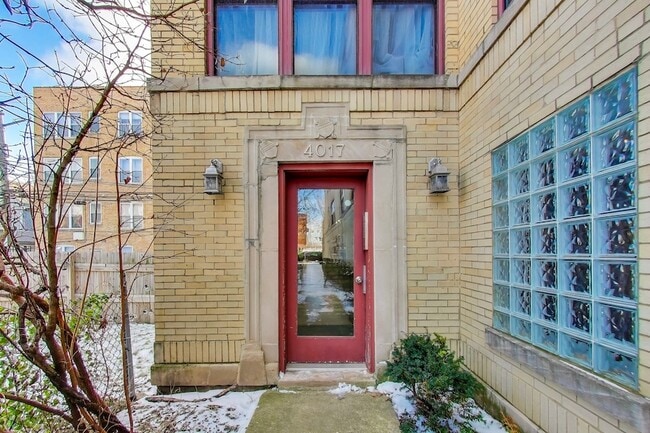 4017 N Troy St, Unit 2W in Chicago, IL - Building Photo - Building Photo