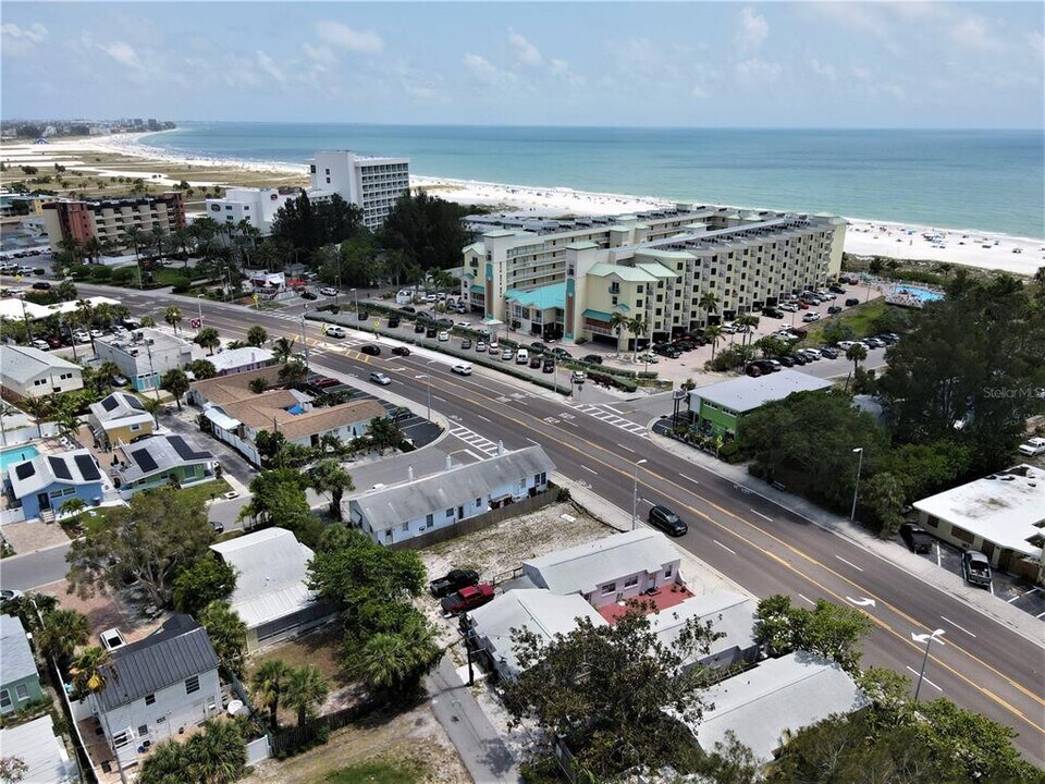 12127 Gulf Blvd in Treasure Island, FL - Building Photo