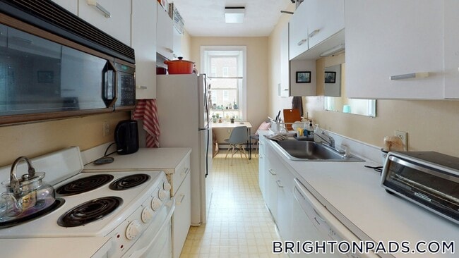 1625 Commonwealth Ave in Boston, MA - Building Photo - Building Photo