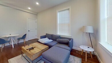 2017 Commonwealth Ave, Unit 4 in Boston, MA - Foto de edificio - Building Photo