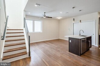 934 S 5th St in Philadelphia, PA - Building Photo - Building Photo