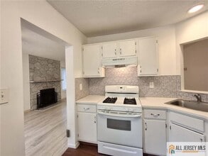 9 Chatham Square in Sayreville, NJ - Building Photo - Building Photo