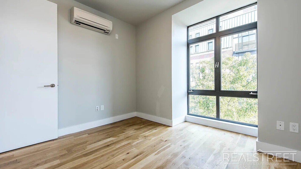 Leonard Street in Brooklyn, NY - Building Photo