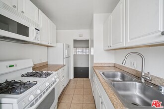 1051 S Holt Ave in Los Angeles, CA - Building Photo - Building Photo