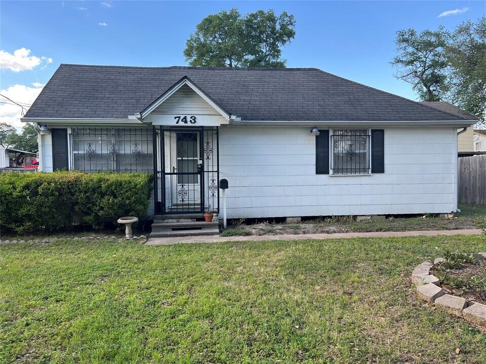 743 Yorkshire St Photo