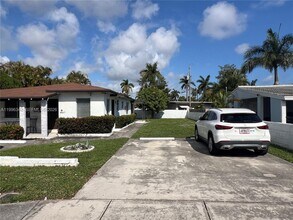 809 NE 2nd St in Hallandale Beach, FL - Foto de edificio - Building Photo